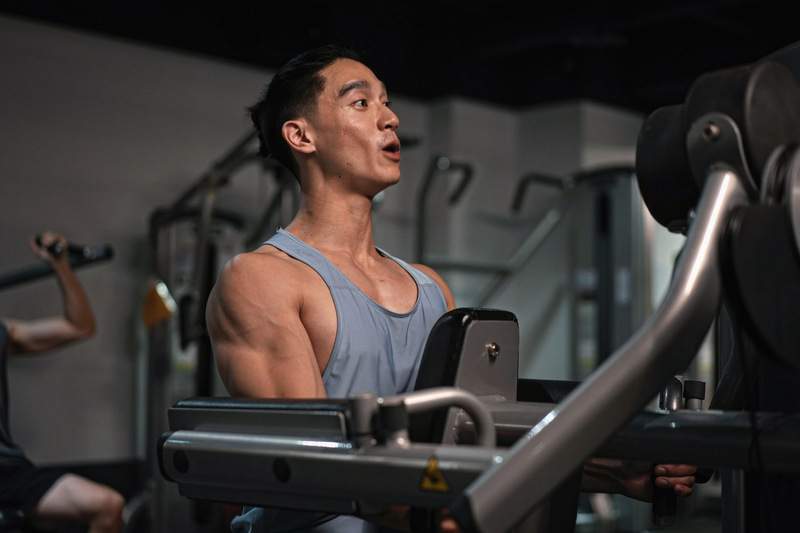 增肌訓練頻率主題視覺：呈現訓練量、頻率與恢復的黃金三角關係